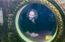 Người đàn ông Mỹ lập kỷ lục sống dưới nước 