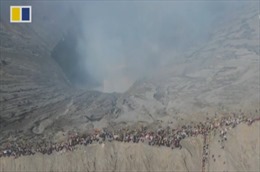 Hàng ngàn người leo lên núi lửa đang bốc khói để cầu may