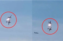 Video hai máy bay quân sự va chạm tóe lửa giữa không trung 