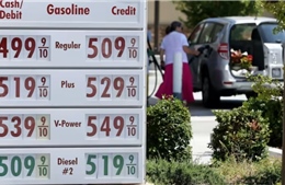 Giá xăng tăng gây nỗi lo mới tại Nhà Trắng