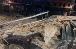 Hình ảnh nhà cửa đổ nát, người dân bỏ chạy ra đường sau động đất ở Maroc