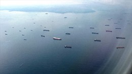 Hàng chục tàu thuyền ùn ứ tại kênh Panama