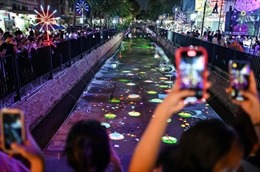 Hoa đăng ảo giúp giảm thiểu rác thải tại lễ hội Thái Lan