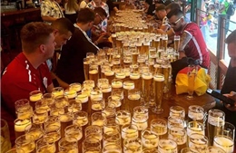 Nhóm du khách uống hơn 1.200 cốc bia, phá kỷ lục thế giới