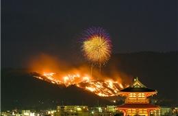 Lễ hội đốt cháy ngọn núi độc nhất vô nhị tại Nhật Bản 
