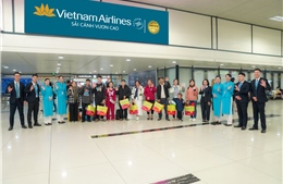 Người lao động khó khăn được hỗ trợ về quê đón Tết  trên chuyến bay của Vietnam Airlines