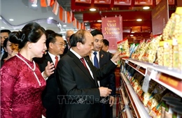 Thủ tướng Nguyễn Xuân Phúc cắt băng khai trương Tuần lễ hàng Việt Nam tại Singapore