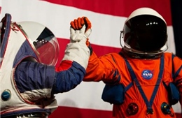 NASA ra mắt trang phục không gian giúp phi hành gia đi lại thoải mái trên Mặt Trăng 