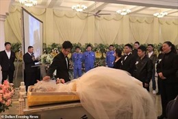 Chú rể tổ chức đám cưới trong tang lễ của cô dâu