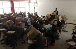 Giáo viên bắt sinh viên đội thùng carton lên đầu để chống quay cóp