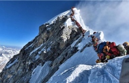 Tạm dừng mọi hoạt động thám hiểm Đỉnh Everest vì COVID-19