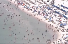 Bất chấp dịch COVID-19, bãi biển Florida vẫn chật kín người