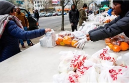 &#39;Ngân hàng thực phẩm&#39; cứu trợ người nghèo giữa tâm dịch New York