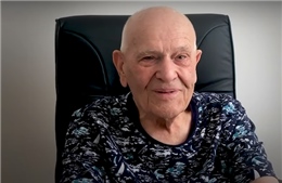 Bác sĩ 99 tuổi vẫn tận tụy chữa bệnh
