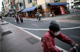 Người cao tuổi Nhật Bản chiến đấu với khủng hoảng kép trong đại dịch COVID-19