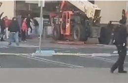 Video kẻ cướp dùng xe nâng tàn phá siêu thị giữa ban ngày
