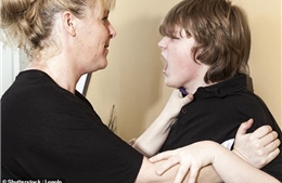 Báo động nạn con cái bạo hành cha mẹ trong mùa dịch COVID-19 tại Anh