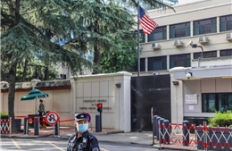 Video Tổng lãnh sự quán Mỹ tại Thành Đô hạ quốc kỳ