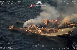 Xem siêu du thuyền Italy rực lửa chìm xuống đáy biển
