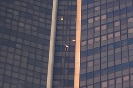 Pháp bắt giữ đối tượng leo lên tòa nhà cao nhất Paris