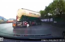 Xe bồn mất lái xoay tròn tại Trung Quốc