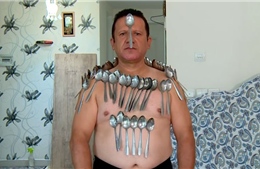 'Người nam châm' có thể khiến đồ vật dính vào cơ thể bằng suy nghĩ