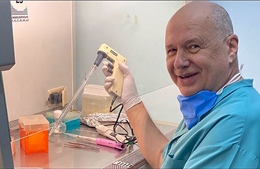 Bác sĩ 69 tuổi tự nguyện tái mắc COVID-19 để kiểm tra phản ứng miễn dịch