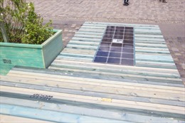 Vỉa hè lát nhựa tái chế cung cấp năng lượng mặt trời