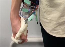 Nhật Bản chế tạo robot mô phỏng cảm giác nắm tay bạn gái