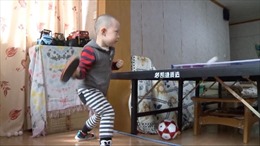 Cậu bé 3 tuổi có kỹ năng chơi bóng bàn tuyệt đỉnh tại Trung Quốc