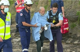 Cụ ông 91 tuổi thoát chết sau khi rơi từ dù lượn xuống biển