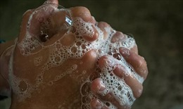 Nhiều người Mỹ chảy máu tay do rửa tay liên tục phòng ngừa COVID-19