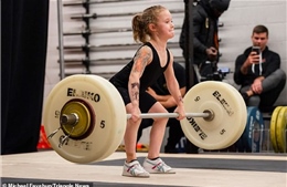 Bé gái 7 tuổi khỏe nhất thế giới có thể nâng tạ 80 kg