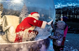 Ông già Noel xuất hiện trong quả cầu tuyết