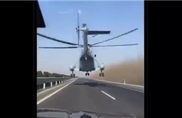 Video trực thăng Trung Quốc lướt qua đầu ô tô đang chạy trên cao tốc