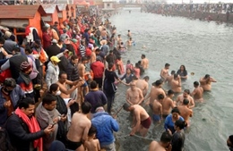 Ấn Độ lo ngại dịch COVID-19 lây lan khi hàng triệu người đổ xô đến tắm sông Hằng