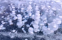Bong bóng băng hiếm gặp xuất hiện tuyệt đẹp trên mặt hồ Trung Quốc