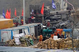 Trung Quốc giải cứu thợ mỏ đầu tiên trong số 22 người mắc kẹt dưới hầm sập sau 14 ngày