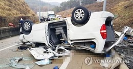 Xe tải lật trên đường cao tốc ở Hàn Quốc, 7 người chết