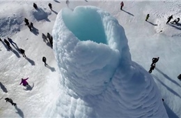 Chiêm ngưỡng &#39;núi lửa băng&#39; kỳ lạ xuất hiện tại Kazakhstan