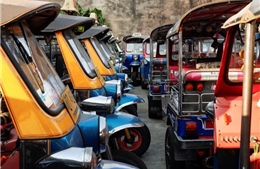 Hàng trăm chiếc xe tuk tuk của Thái Lan nằm phủ bụi trong dịch COVID-19