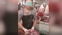 Kinh ngạc người đàn ông Trung Quốc dùng dao lọc thịt không cần nhìn