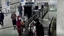 Nhân viên bảo vệ cứu bé trai khỏi thang cuốn ở Trung Quốc