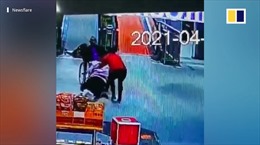 Video người phụ nữ cứu cụ ông ngồi xe lăn lao xuống thang cuốn