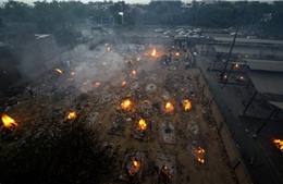 Ấn Độ buộc phải dựng các lò hỏa táng tạm thời cho nạn nhân COVID