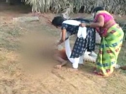 Video thương tâm mẹ ngăn con gái mang nước cho cha mắc COVID-19 tại Ấn Độ