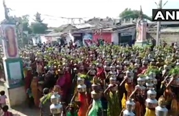 Hàng nghìn người tham dự lễ cầu nguyện &#39;diệt trừ&#39; COVID-19 tại Ấn Độ bất chấp cảnh báo