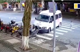 Video thót tim bé gái lao qua đường suýt bị ô tô đâm trúng tại Trung Quốc