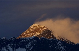 Trung Quốc lập &#39;dải phân cách&#39; trên đỉnh Everest ngăn COVID-19 lan từ Nepal