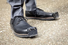 Giày tích hợp trí tuệ nhân tạo giúp người khiếm thị tránh chướng ngại vật